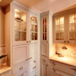 Белые гарнитуры, безусловно, являются фаворитами камерных интерьеров