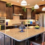 Разрешается экспериментировать с необычными цветовыми сочетаниями и фактурами