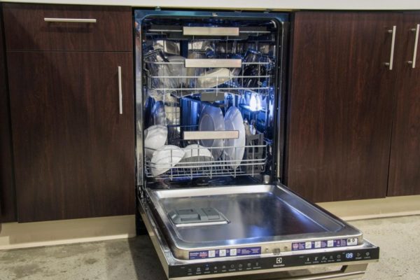 Полноразмерная посудомоечная машина