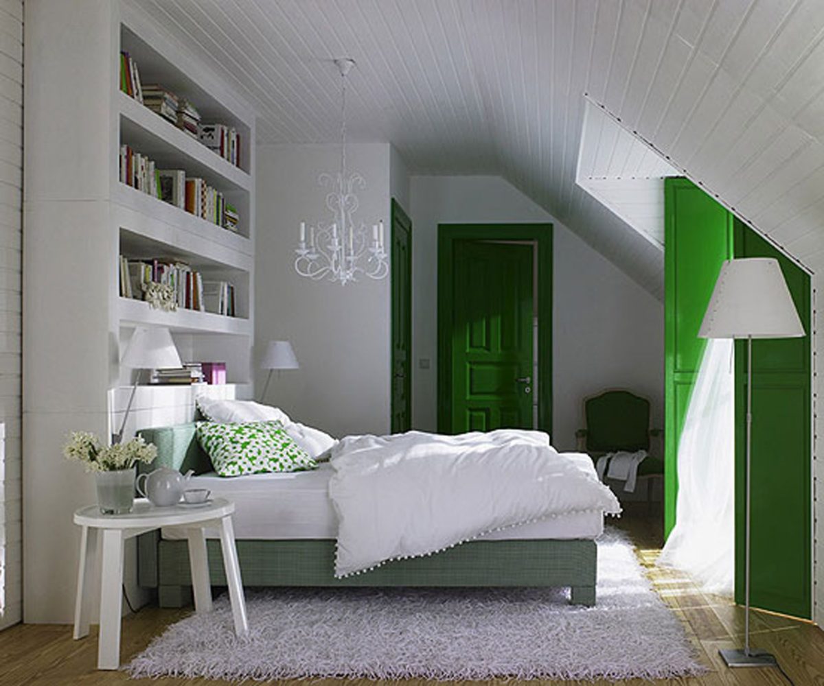Спальня на мансарде в зеленом стиле
