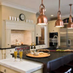 латунь в интерьере кухни