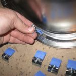 Пластмассовые клипсы для крепления мойки