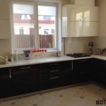 интерьер кухни с окном