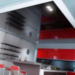 Такой потолок на кухне в стиле хай-тек хорош тем, что в него можно незаметно скрыть коммуникации