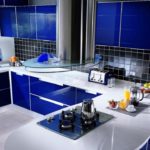 Синий цвет сделает особый акцент в интерьере кухни в стиле хай-тек