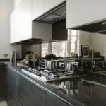 Зеркальный фартук визуально увеличит небольшое пространство кухни