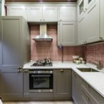 В тесной кухне 5 кв. м выгоднее будет задействовать все пространство до потолка