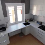 2 В тесной кухне 5 кв. м выгоднее будет задействовать все пространство до потолка