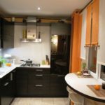 На этом фото удобный и красивый дизайн кухни 5 м кв. с компактным размещением техники и мебели