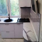 На этом фото очень удачное рачмоложение мойки варочной поверхности на тесной кухне 5 кв. м