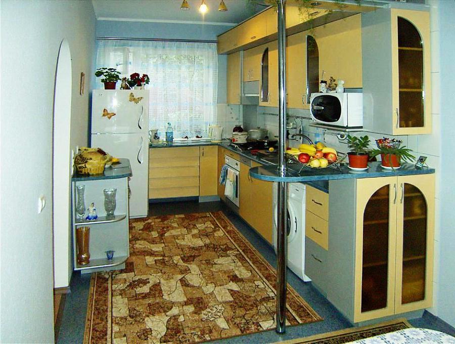 Семья беловых решила сделать ремонт на кухне. Маленькие кухни в частном доме. Небольшая кухня в частном доме. Проходная кухня в частном доме. Бюджетная кухня в частном доме.
