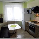 На этом фото удачное сочетание отделки стен, пола и потолка в дизайне кухни 7 кв. м