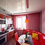 На фото - навесной потолок гармонично вписывается в дизайн 7 метровой кухни