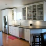 Кухонный гарнитур с прозрачными дверцами зрительно увеличит кухонное пространство