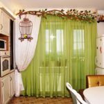 Важно правильно подобрать подходящий вариант гардин, штор или занавесок, учитывая особенности кухонного пространства и вид ткани