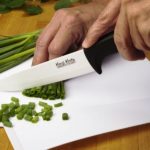 Выбирая керамические ножи следует особое внимание обратить на эргономичность рукоятки, её материал и поверхность, что обеспечит не только их долговечность, надежность, но и удобство, и безопасность