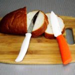 Для сравнения и для общего понимания того, насколько прочны лезвия керамических ножей отметим, что существует шкала твердости минералов (шкала Мооса), по которой их оценивают в баллах. 10 баллов – это твердость алмаза. Сталь, из которой делают нержавеющие стальные ножи, по этой шкале имеет твердость чуть выше 6 баллов, а материал керамических ножей – до 8,7 баллов!