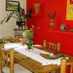 Деревенский стол и стулья станут дополнением для кухни, декорированной в мексиканском стиле. На стулья можно положить декоративные подушки