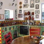 Глиняная разноцветная посуда станет отличным декором на мексиканской кухне