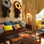 На мексиканской кухне, с достаточным пространством, размещают диван и несколько стульев, обтянутые темной красно-коричневой кожей