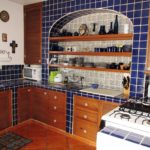 Открытые полки с посудой - отличительная черта мексиканского стиля