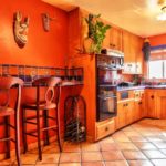 Терракотовая плитка на полу отлично впишется в стиль