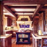 Конечно же, в настоящем мексиканском стиле должен быть потолок из деревянных балок, но в малогабаритной кухне не всегда это представляется возможным