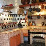 Посуда и аксессуары из ротанга и тростника до сих пор популярны - это и плетеные вазы, и коробки, и тарелки. Именно они станут окончательным декоративным элементом для создания интерьера кухни в мексиканском стиле