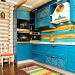 Используйте всплески цвета на кухне, и повторяйте их в различных элементах интерьера, например, в ручках ящиков и шкафов