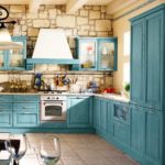 Светлая плитка на полу хорошо сочетается с остальными деталями интерьера