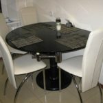 Кухонный стол, изготовленный из качественного материала, не будет дешевым