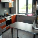 Такая модель выдвижного кухонного стола позволяет экономить пространство