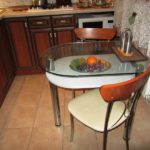 Кухонный стол, изготовленный из качественного материала, не будет дешевым