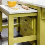 За счет колесиков на ножках, стол можно выдвинуть на желаемое расстояние