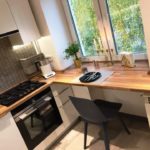 Стол-подоконник на маленькой кухне 2