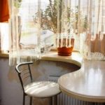 Стол-подоконник на маленькой кухне 1