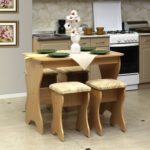 Материалом для бюджетного стола служит пластик, МДФ и ДСП