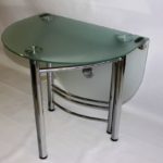 Стеклянный стол на маленькой кухне