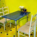 Традиционный прямоугольный стол на кухне - самый популярный