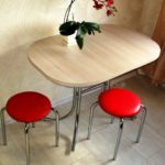 Табурет - это небольшая скамейка с квадратным или круглым сиденьем, без спинки. Достоинства модели – можно задвинуть под стол или поставить друг на друга, небольшой вес и мобильность. Недостаток – без опоры для спины долго на табурете не просидишь