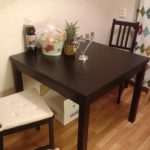 При выборе квадратного стола стоит учитывать его немалую площадь