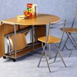 Оптимальный вариант – складные стулья, которые можно убирать в шкаф