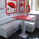 Для рационального использования площади выбираются модели с встроенными ящиками, куда можно складывать разные вещи