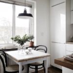 Но если квадратный стол будет совсем небольшого размера, то он отлично впишется в интерьер малогабаритной кухни