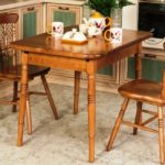 Деревянные модели достаточно крепкие, могут быть с жестким или мягким сиденьем (обитым кожей, текстилем)