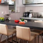 Барные стулья должны быть удобными, поэтому желательно наличие спинки