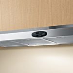 Плоская вытяжка монтируется под шкафчики