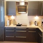 Кухонный гарнитур серого цвета впишется в любой интерьер малогабаритной кухни