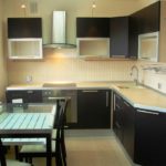 В современном стиле на небольшой кухне все просто и удобно