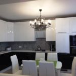 Стиль модерн на тесной кухе подразумевает строгость и лаконичность